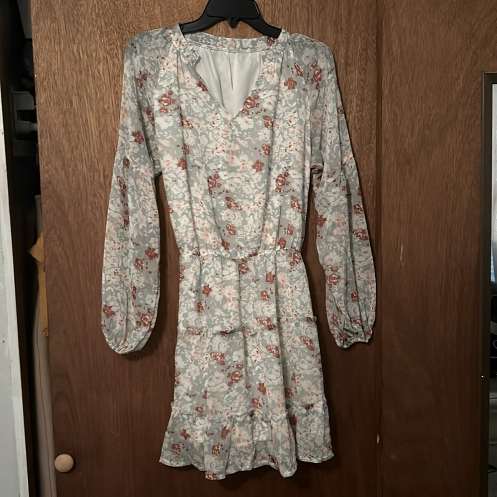Women’s v neck floral dress pastel green size medium
